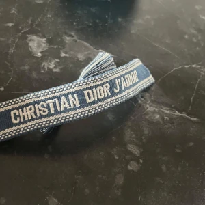 Blå Christian Dior J'Adior armband - Säljer dior armband. Använt i 3 månader | Skick 8/10 | skriv vid minsta fundering. Pris kan diskuteras 