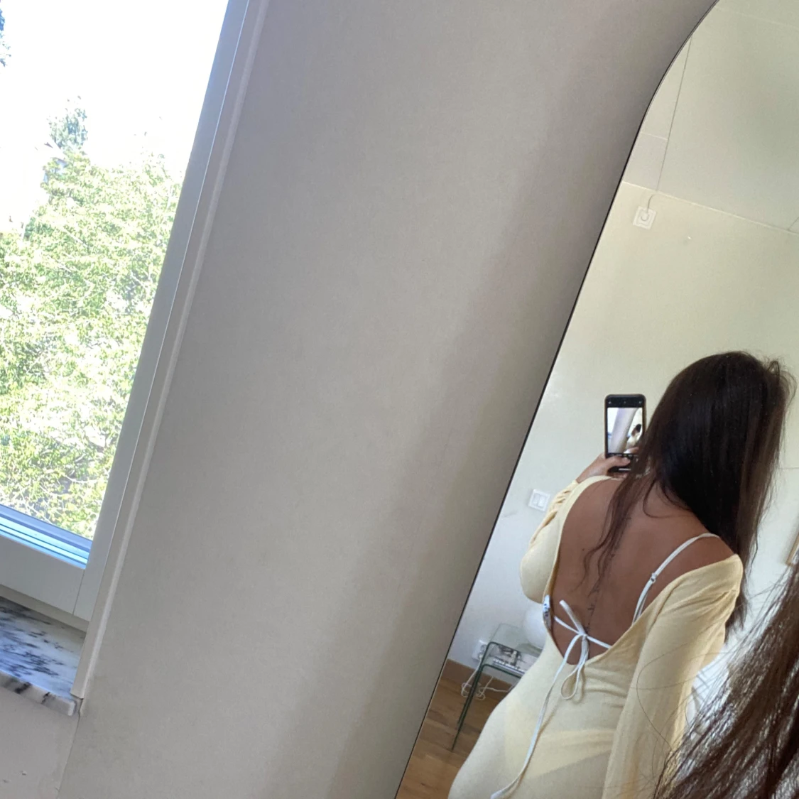 Ljusgul strandklänning med slits - 2