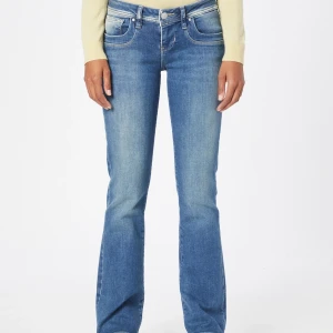 Blå bootcut jeans från LTB - Low rise boot cut jeans valeria från LTB! W27 L34