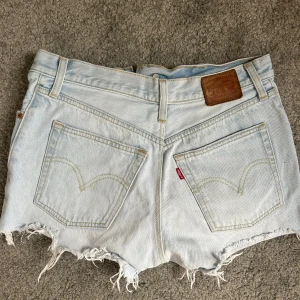 Levi's ljusblå jeansshorts, strl 28 - Ljusblå jeansshorts från Levi's. Storlek 28 så en S/M. Väldigt bra skick!