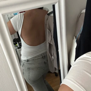 Vit t-shirt med öppen rygg - Säljer denna vita t-shirten från ginatricot med öppen rygg. Storlek S och knappt använd