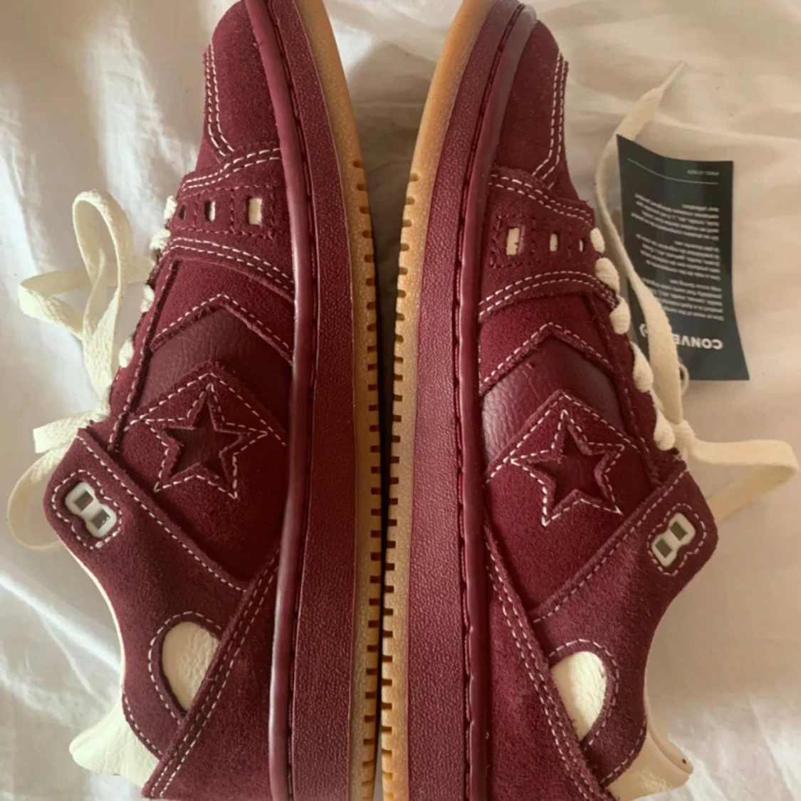 Vinröda Converse One Star sneakers - 1