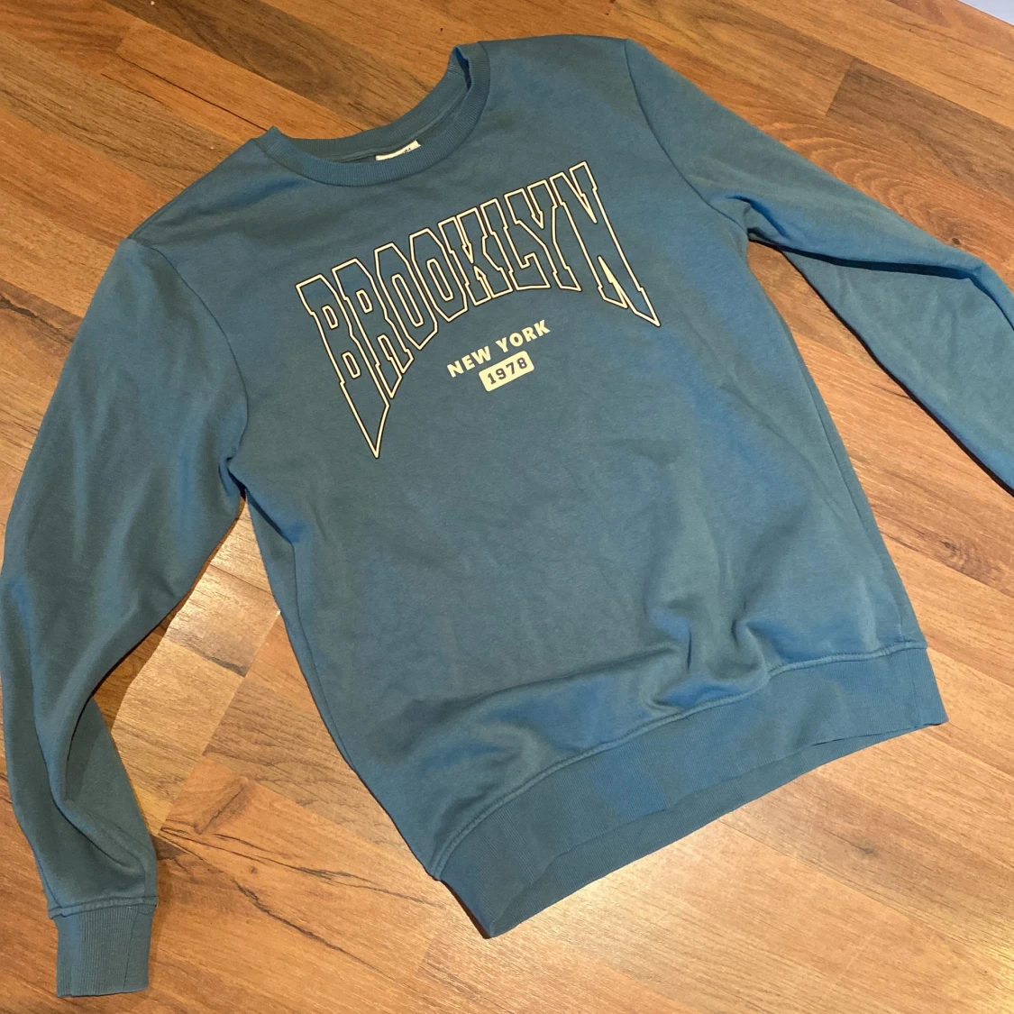 Blå Brooklyn tröja från Kappahl - 4