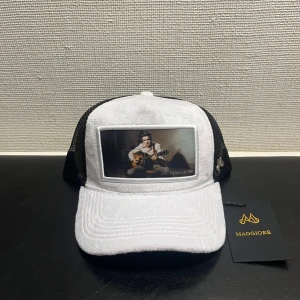 Maggiore Keps Limited Edition Elvis Presley - Snygg limited edition keps från Maggiore med motiv av Elvis Presley. Kepsen är helt i nyskick och aldrig använd, tagg finns kvar. Nypris på Maggiores hemsida är 800kr.