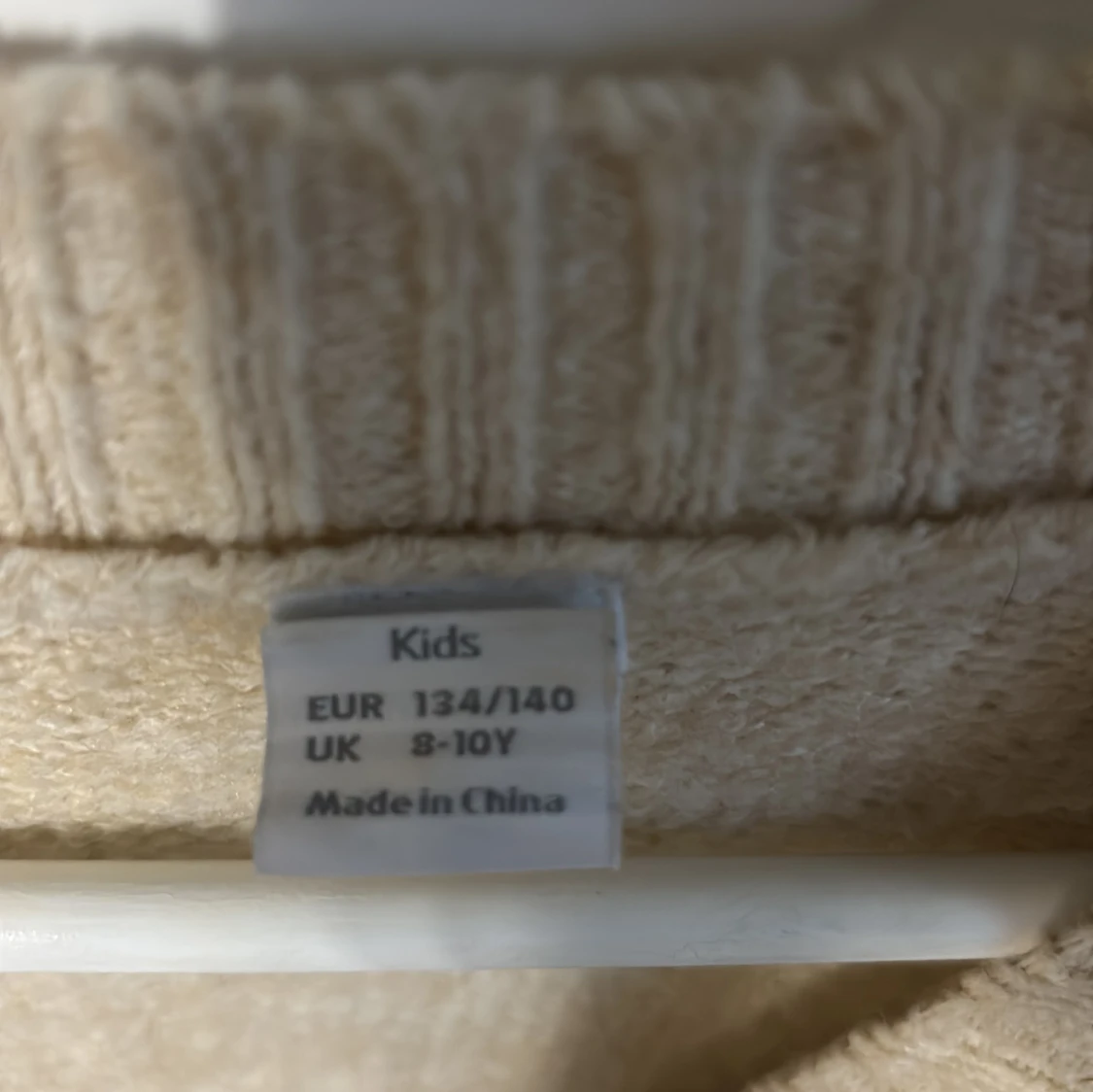 Beige stickad tröja med svarta detaljer - 1