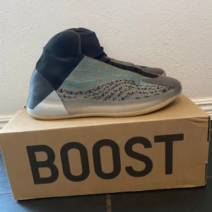 YEEZY QNTM - Yeezy qntm (basketskor) kan användas som vanliga också såklart. Storlek: US12 eller 46 EU. Passar bra på 45. Knappt använda utomhus som ni ser på vita ytan under skorna. Om ni har några frågor är de bara att skriva 