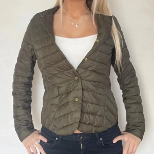 Olivgrön quiltad pufferjacka - Snygg olivgrön pufferjacka❤️🥹