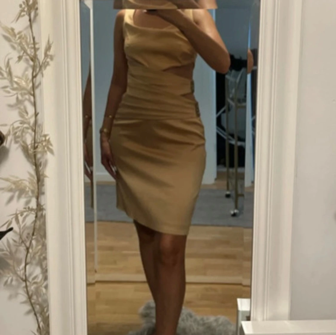 Gul guldig satin klänning med cut-outs