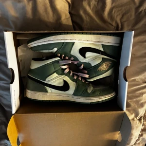 Nike Air Jordan 1 Mid gröna sneakers - säljer mina Limited edition jordan 1 dutch green i storlek 38. använt få tal gånger, ny pris kostar runt 6-4 tusen. hör gärna av er för mer frågor eller bilder❤️