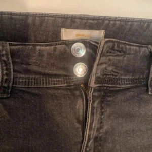 Lågmidjade bootcut jeans - Svarta jeans från Gina tricot i strl 164. De har en lite tvättad look framåt samt ett väldigt väldigt litet hål som knappt syns. Längst ner på byxorna är de lite slitna eftersom att de var lite för långa för mig! 