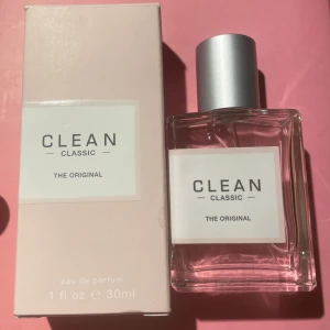 *NY*CLEAN Classic The Original EdP 30ml - Ny oanvänd i kartong.   The Original är den ikoniska parfymen från Clean, som har relanserats och omtolkats.  Du kommer dock fortfarande att kunna känna igen doften av tvål som om du kom direkt från badet. Har en fräsch och mild doft, och är uppiggande och läcker. Med doftnoter av jasmin, apelsinblomma, ros, sandelträ och mysk. Ger dig en underbar ren känsla hela dagen. Innehåller inga parabener eller sulfater.