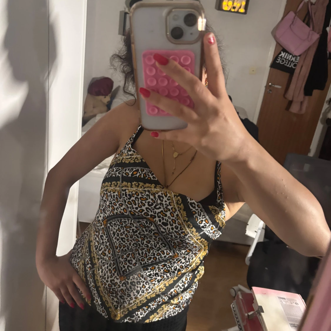 Leopardmönstrad satin topp med kedjedetaljer