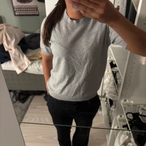 Trekvartsärmad grå tröja  - en grå trekvartsärmad tröja som tycker inte kommer till användning längre 