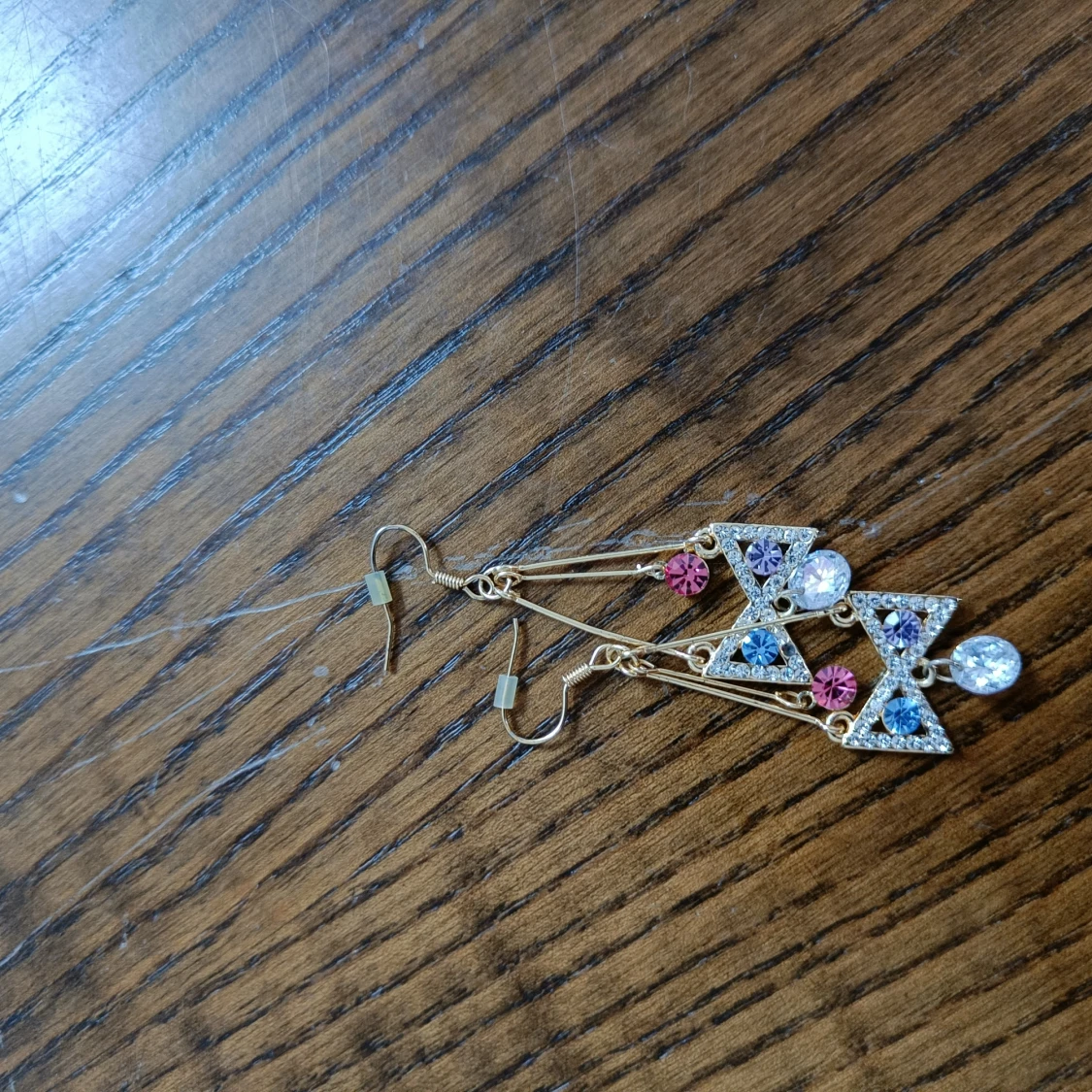 Glittriga örhängen med trianglar