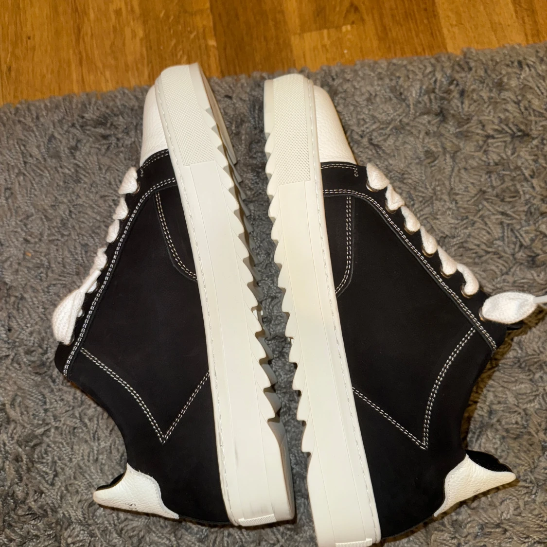 Svarta och vita sneakers från Numeris - 2