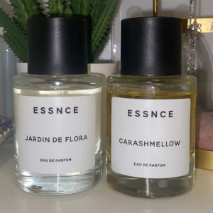 Essnce parfymer - Två parfymer ifrån essnce i ”carashmellow” som doftar karamell, honung & vanilj, och ”jardin de flora” som doftar citrus & fräscht. Båda luktar supergott men har dubbelt av den ena & andra passar inte riktigt mig. Carashmellow har en bubbla i etiketten ( se bild 2. ) De är knappt använda (se bild 4) Vill man endast köpa den ena så är det bara höra av sig 😊
