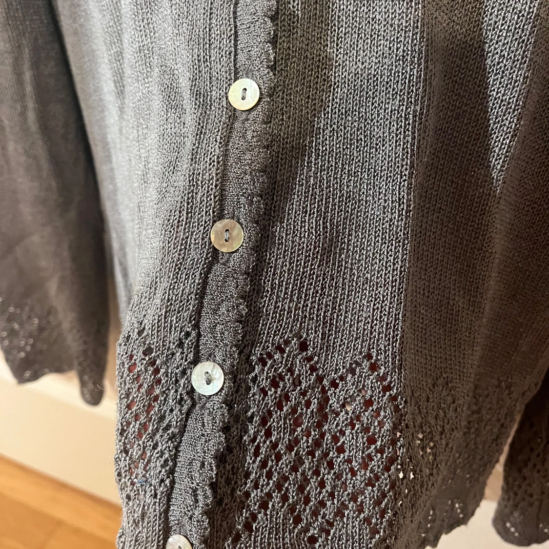 Grå stickad kofta med spetsdetaljer - 1