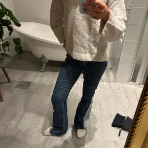 Low waist bootcut jeans - Använd ett fåtal gånger. Passar mig som har storlek 36 i jeans. Populära.