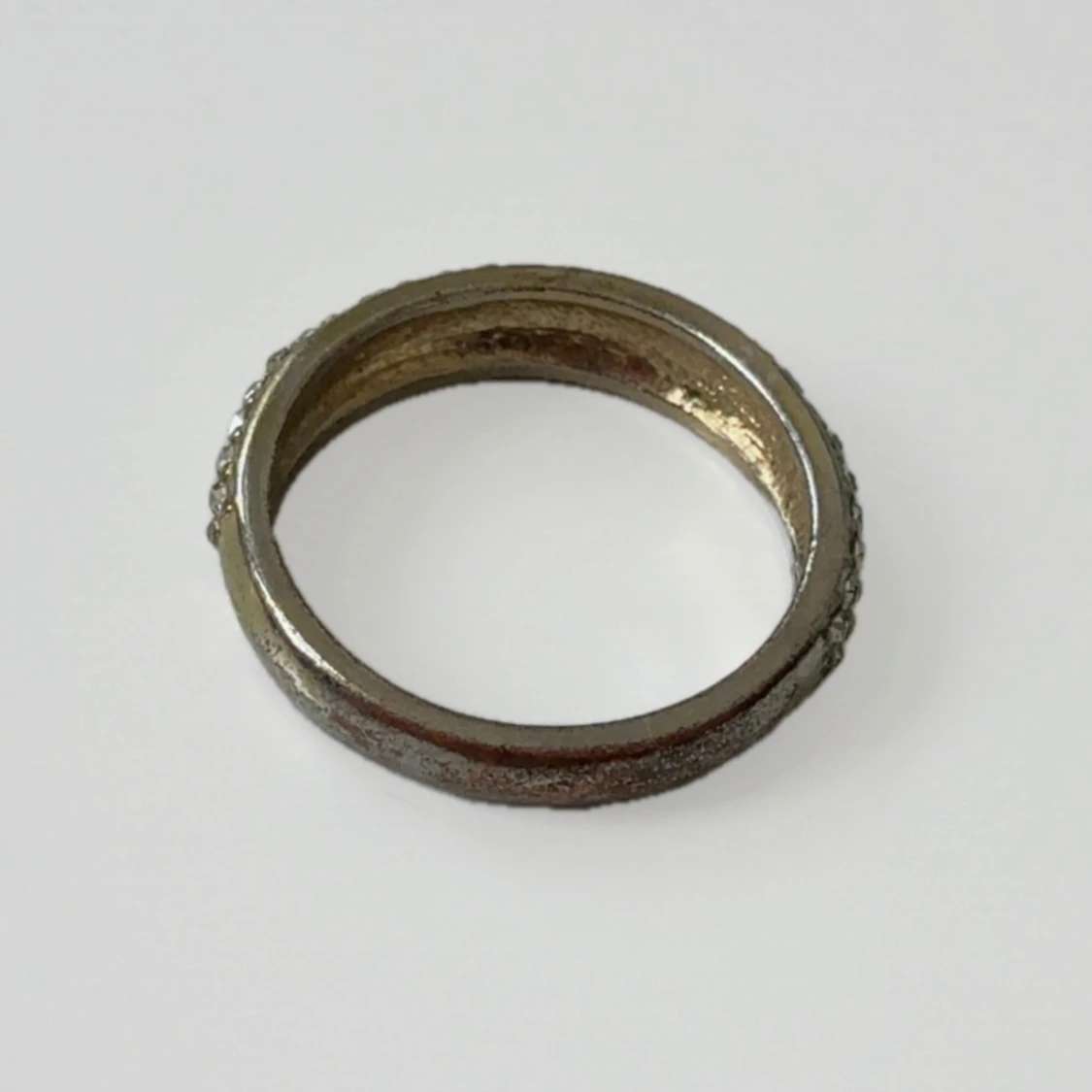 Glittrig guldfärgad ring med stenar  - 4