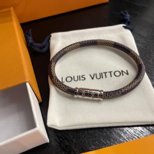 Lv armband  - Sprillans nytt armband! Riktig go investering! Finns endast i storlek 17cm✔️ Vid minsta fundering kontakta oss ✔️