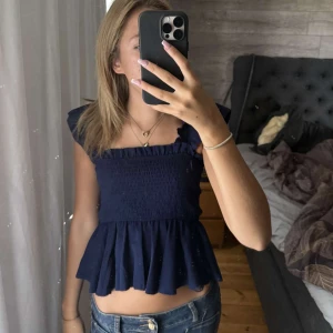 Marinblå volangblus💙 - Säljer den här super söta volang top. Topen är använd max 5 gånger, säljer pågrund av att jag aldrig använder den.   Ny pris 119kr💖