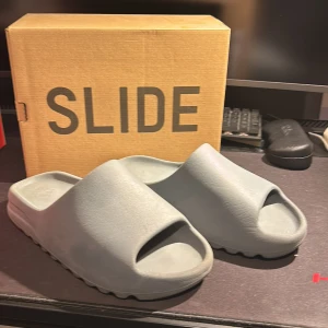 Yeesy slides - Säljer nu mina yeesy slides då den inte kommer till användning. Skick: 7:10 Är 44 men sitter lite smått så mer 43. Priset är inte hugget i sten om frågor kom PM😁