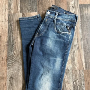 Replay Anbass Hyperflex - Säljer ett par Replay Anbass Jeans i nyskick (skin fit). Jeansen är änvända ett fåtal gånger och är i storlek 28/30. Hör av dig vid fler frågor😊