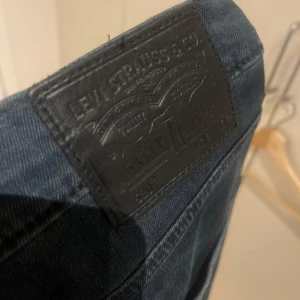 Levi's 520 mörkblå jeans - Säljer ett par Levi's 520 jeans i mörkblå tvätt med klassisk femficksdesign och snygga detaljer. Jeansen har en tapered passform och är tillverkade i slitstarkt denimmaterial. Perfekt för dig som gillar en modern och avslappnad stil.