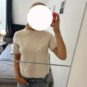 Beige stickad tröja från Zara - Säljer en beige stickad tröja från Zara i storlek S.