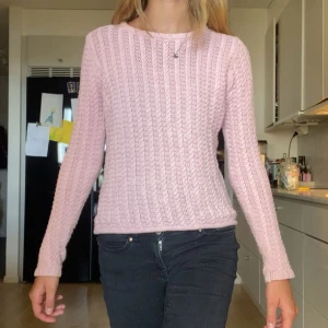 Ljusrosa långärmad stickad tröja Holebrook S - Säljer en ljusrosa stickad tröja från Holebrook Sweden i storlek S💗.Tröjan har ett snyggt kabelstickat mönster, rund hals och långa ärmar. Perfekt för dig som gillar mjuka och sköna plagg med lite struktur. Passar dig som vill ha en enkel men ändå stylish look. Funkar året om till antingen ett par snygga jeans eller en vit kortkjol🤍🥰