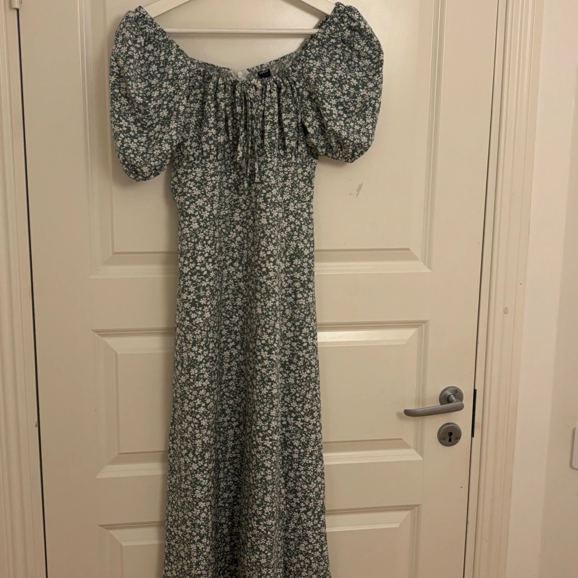 Blommig långklänning med puffärm