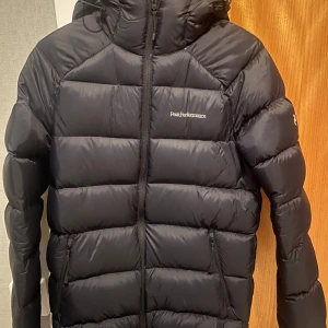 Svart vinterjacka Peak Performance - Vinterjacka storlek S, nypris är 3800kr mitt pris är 1400kr 