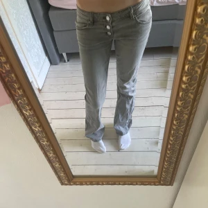 Utsvängda jeans  - NYSKICK!! Super fina Gina Tricot jeans med 3 knappar!💓 Lite för korta för mig som är 168cm på bilderna! Stl: 146 men passar mig(lite korta) som har 158/160 i vanliga fall så antagligen är det nått ”tryckfel”😅Dom går att spänna in och ut i midjan beroende på hur stor man vill ha den
