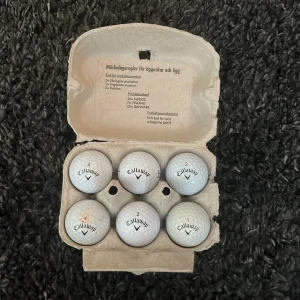 Begagnade golfbollar  - Samling av begagnade golfbollar från flera populära märken, smart förvarade i äggkartonger. Perfekt för dig som vill testa olika bollar eller fylla på golfväskan billigt. Passar både nybörjare och erfarna golfare som gillar återbruk.