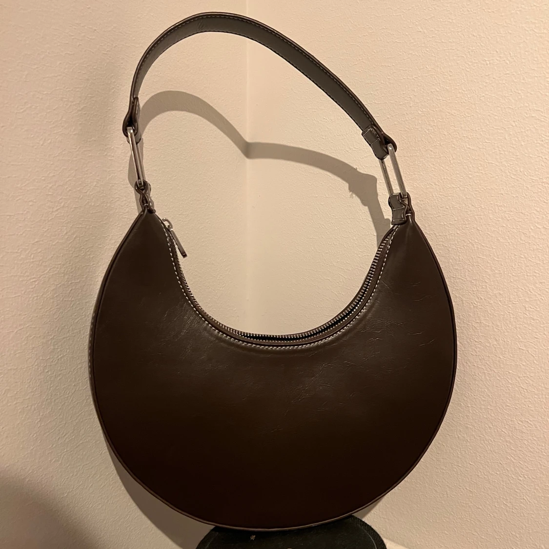 Mörkbrun axelväska i skinnimitation - 1