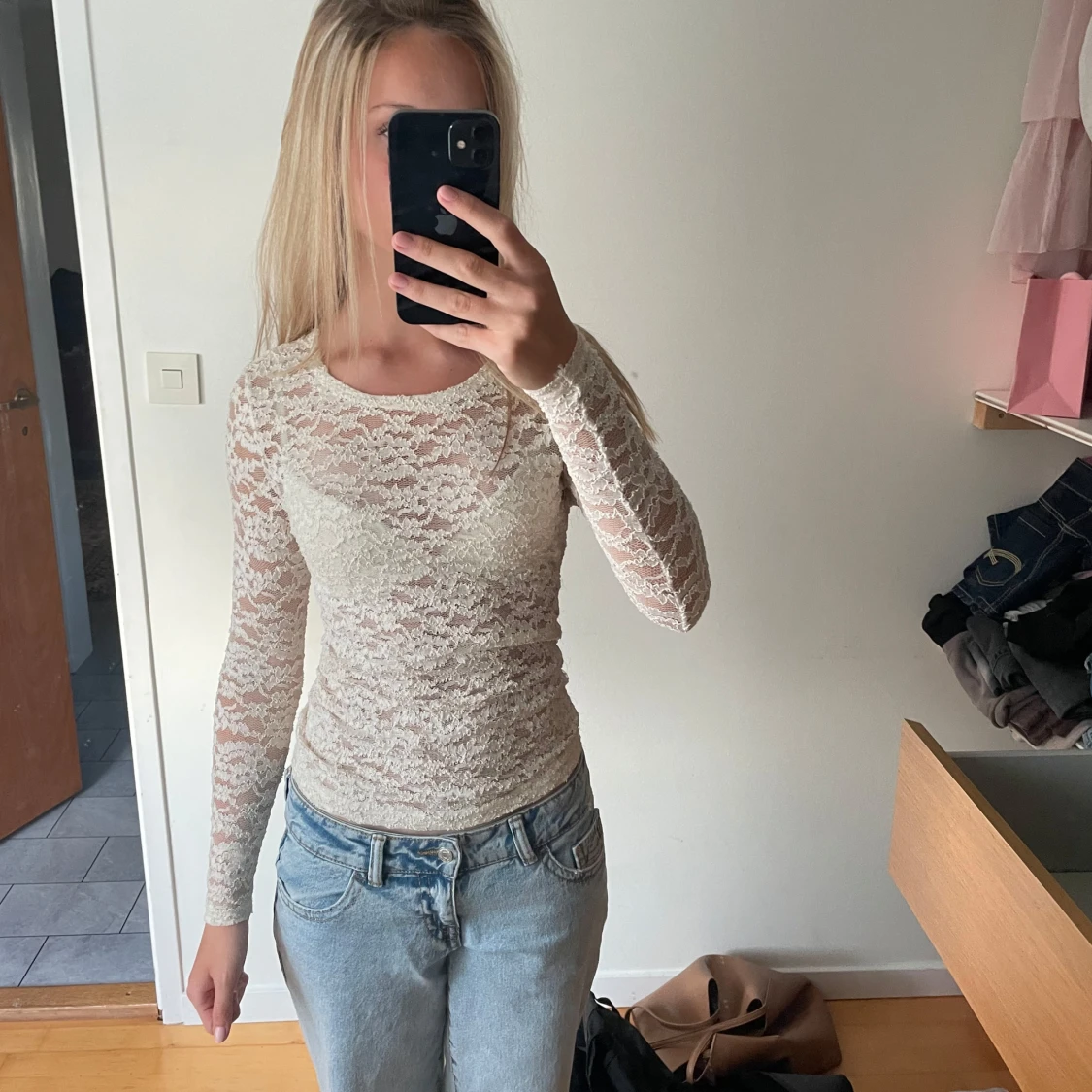 Vit spetsblus med lång ärm