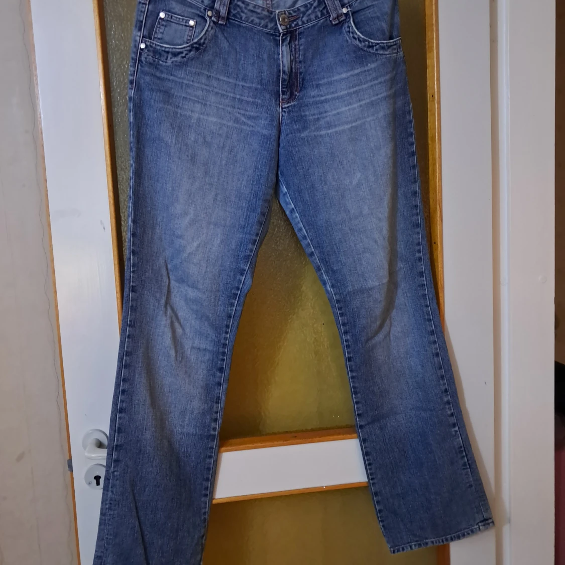 Blå bootcut jeans från Lindex