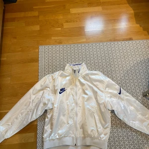 Vintage Nike jacka - Riktigt fet och stilren vintage windbreaker från Nike. Producerad under en kampanj i Japan 90-00 talet.