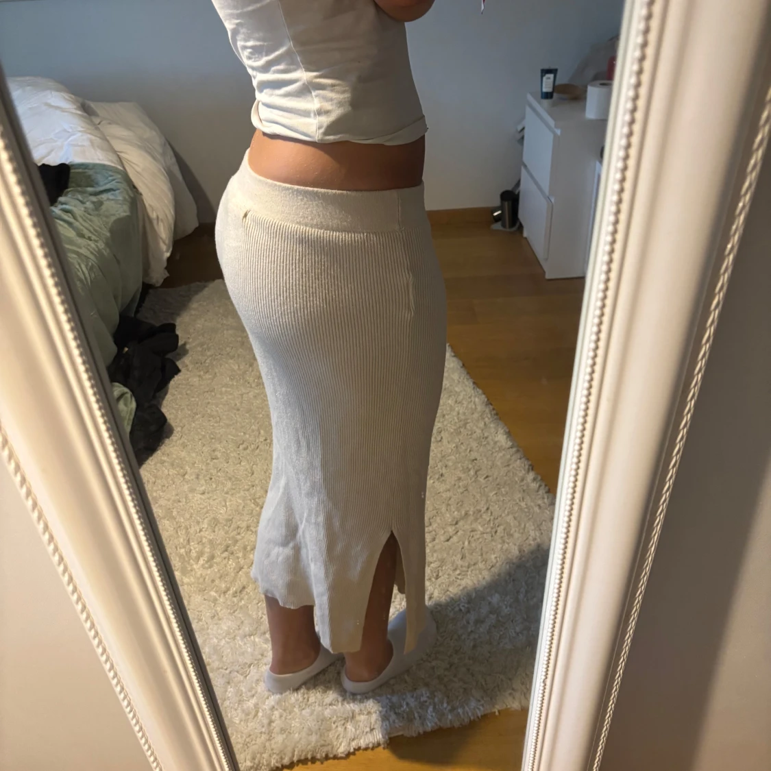 Ljusbeige ribbad långkjol med slits - 1