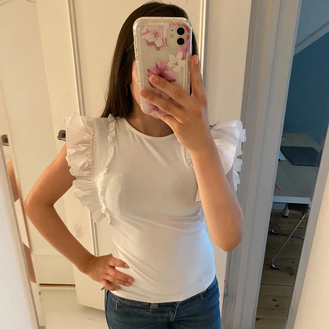 Vit topp med volangärmar från amisu - 2