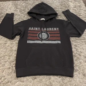 Saint Laurent hoodie GE PRISFÖRSLAG  - Skick: 10/10 | Storlek: S | Passar mer XS | Passar perfekt för dig som är 160-165 | Nypris: 5300 | Mitt pris: Ge prisförslag | Köparen står för frakt | Hör av er vid frågor. 