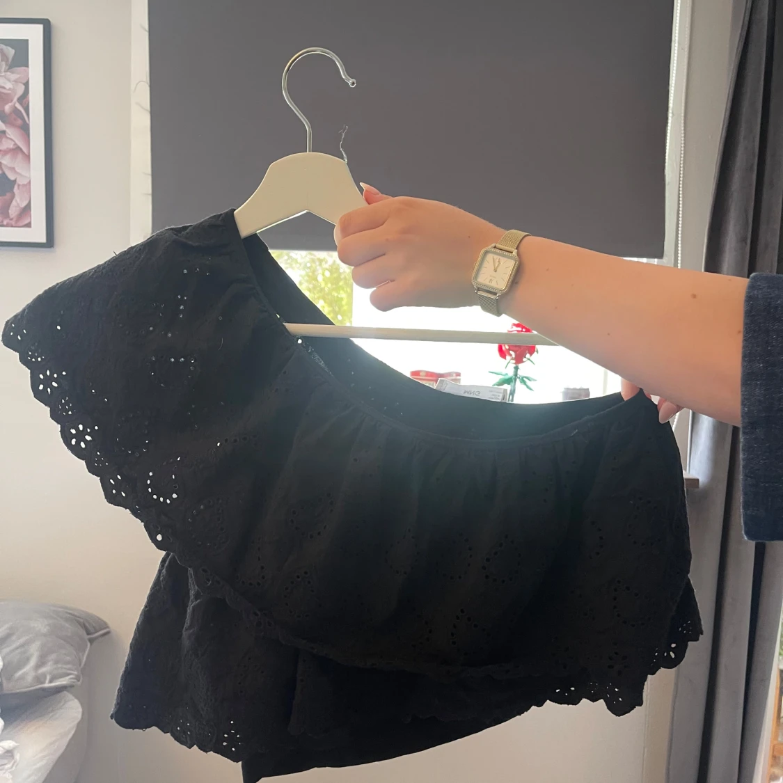 Svart volangig offshoulder blus