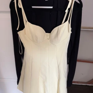  kort klänning från Zara - Supersöt gul kort klänning från Zara med figurnära passform och markerad byst. 