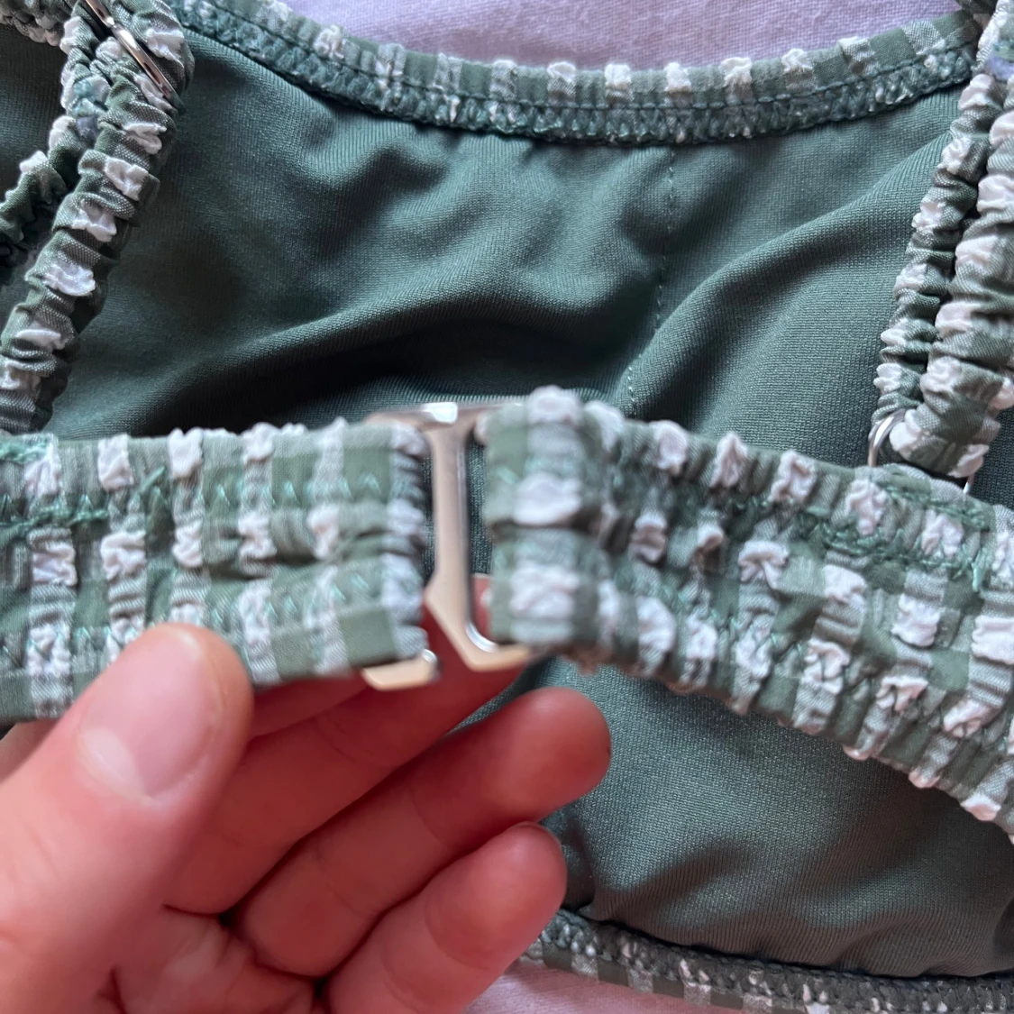 Grön rutig bikiniöverdel med spänne - 2