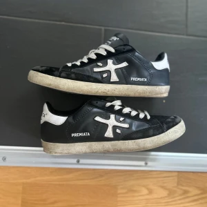 Svarta premiatas - Ett par riktigt feta svarta sneakers från Premiata med vita detaljer och logga på sidan🤩. Skorna har blivit reparerade vid hälen och är i ett hyfsat skick. Pris går att diskuteras🤝