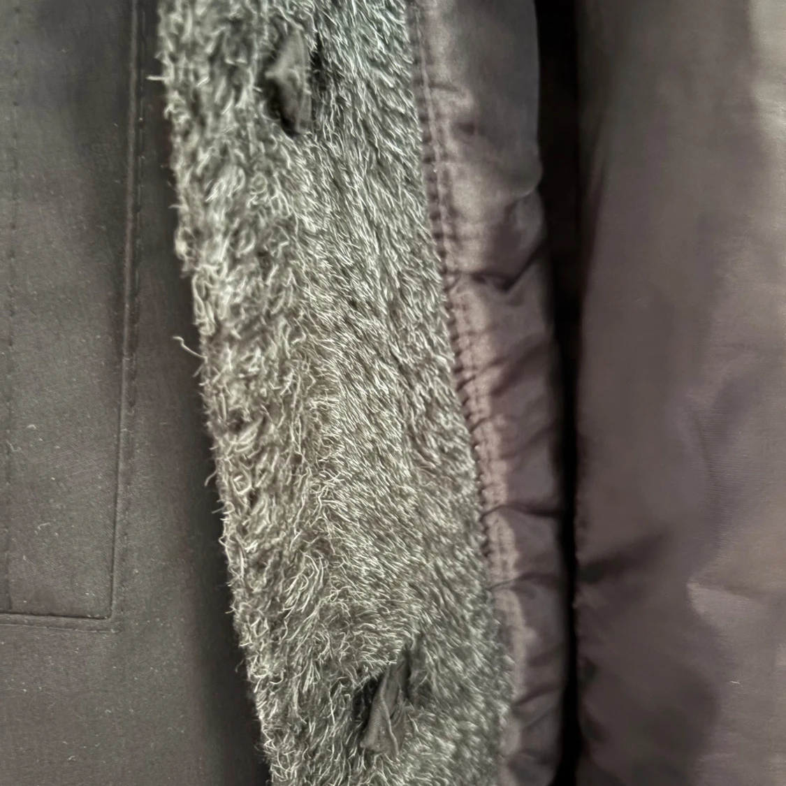 Svart lång kappa med fuskpäls från Glen - 1