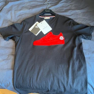 Moncler Nike Air Force 1 liknade t shirt  - Säljer denna Monclerliknade t- shirt då den är för stor. Aldrig använd och prislappen sitter kvar. L men passar M🤩 Skriv vid intresse 
