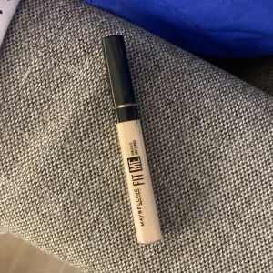 Fit me concealer 03 - Testat en gång, köpte för några dagar sen. Nypris 119❤️