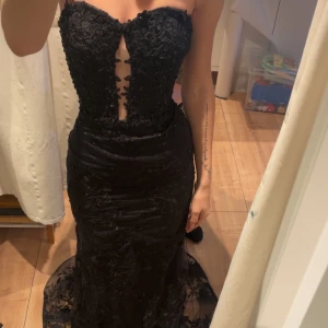 Klänning - Säljer min jätte vackra balklänning som är special sydd för min kropp. Klänningen går att använda på högtider, nyår, bal, fester mm. Jag är 167 cm lång. Väger ca 52. Klänningen sitter väldigt tajt och formar kroppen. Så passar någon som är i samma längd och samma storlek som mig. klänningen har en kedja där bak. Öppen rygg. Kontakta för fler frågor och mått osv. 