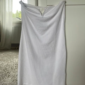Vit sommarklänning  - Säljer denna fina klänning utan axelband då jag aldrig känt att den kommit till användning💕 den är i helt nyskick 